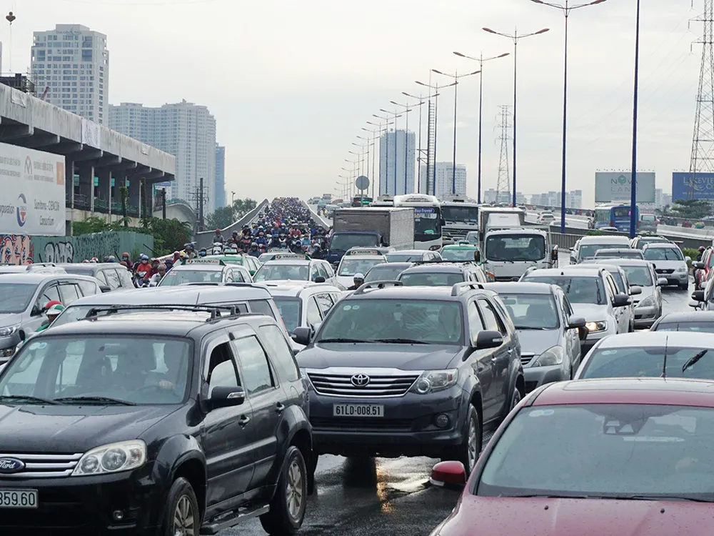 Mưa lớn,kẹt xe người dân bì bõm vượt ngập đi làm ảnh 9 Mưa lớn,kẹt xe người dân bì bõm vượt ngập đi làm ảnh 9